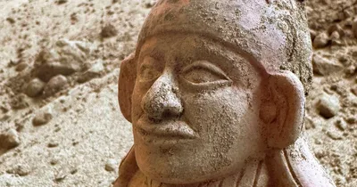ظروف سفالی و اشیاء مسی کشف‌شده از آرامگاه کودک نخبه فرهنگ موچه در پرو